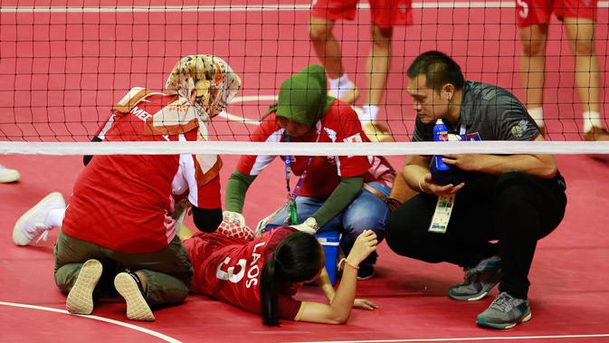 Pemain sepak takraw Laos, Koy Xayavong mendapat perawatan medis karena cedera saat melawan tim Korea Selatan pada penyisihan quadrant putri sepak takraw Asian Games 2018, Palembang, Sumatera Selatan, Rabu (29/8). (ANTARA FOTO/INASGOC/Ferdy Siregar/nz/180)