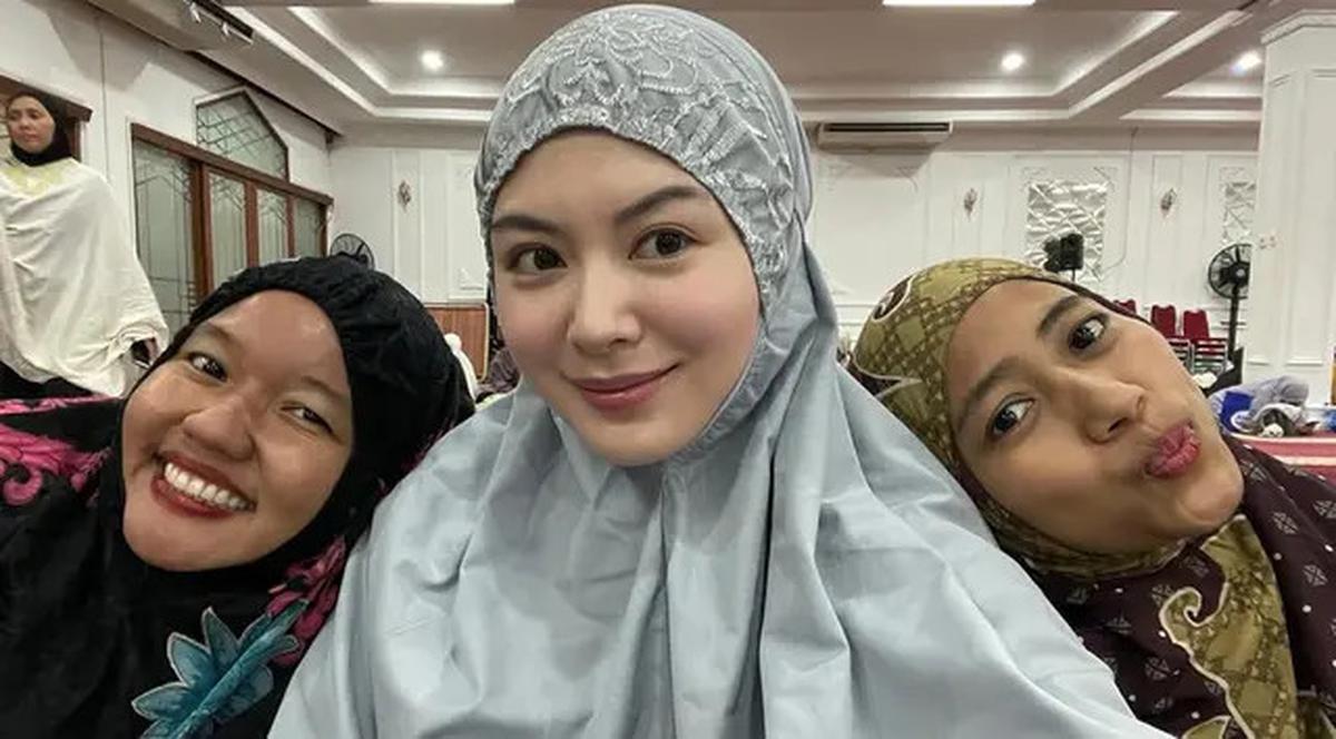 Kisah 7 Artis Mualaf Jalani Beda Keyakinan dari Keluarga, Clara Shinta Sempat Ditentang