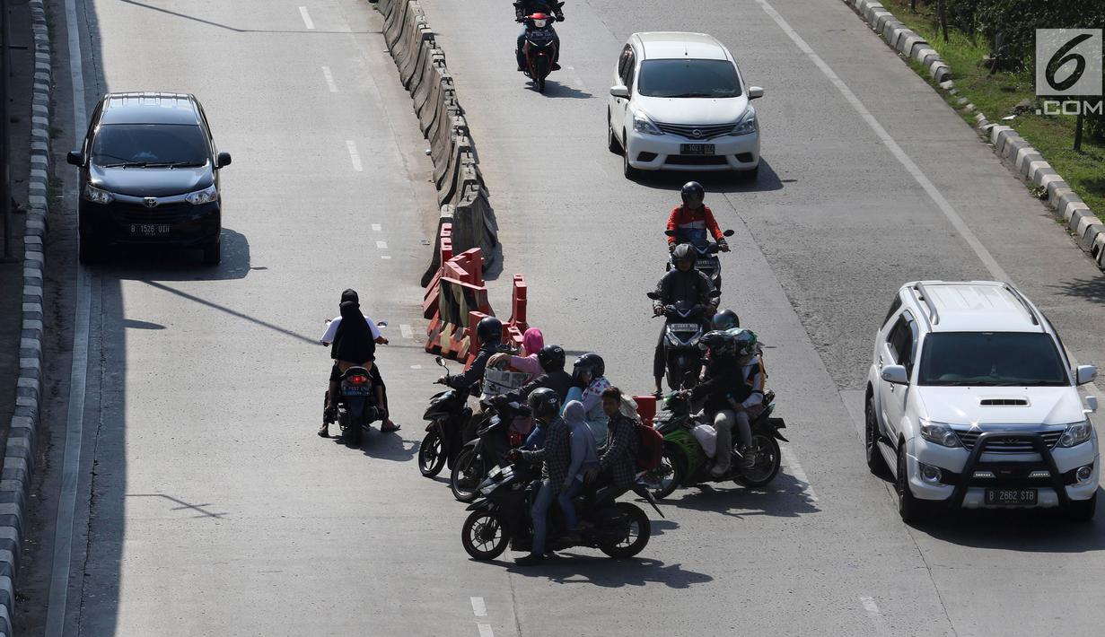 Sejumlah kendaraan melawan arah di kawasan Petukangan, Jakarta, Senin (18/6). Banyak pengendara mengabaikan keselamatan berlalu lintas di momen libur Lebaran dengan melawan arah hingga tidak mengenakan helm saat berkendara. (Liputan6.com/Angga Yuniar)