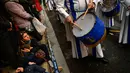 Ekspresi warga saat menonton prosesi Minggu Palma di Zaragoza, Spanyol, Minggu (25/3). Minggu Palma merupakan sebuah peringatan untuk menghormasi masuknya Yesus ke Yerusalem. (Foto AP/Alvaro Barrientos)