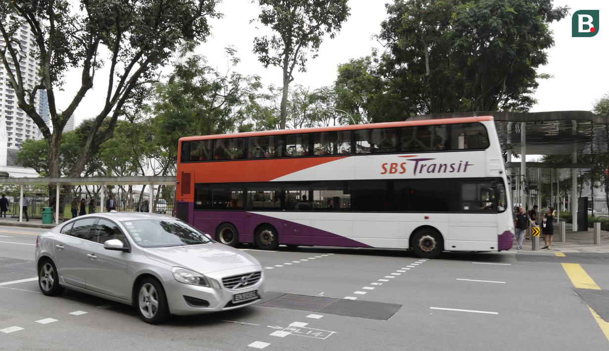 Sejumlah mobil melintas di sekitar Hotel Peninsula Excelsior, Singapura, Rabu (7/11). Hotel bintang empat ini menjadi tempat menginap Timnas Indonesia jelang Piala AFF 2018. (Bola.com/M. Iqbal Ichsan)