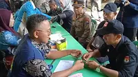 Pemeriksaan kesehatan petugas Pemilu 2024 di PPK Blimbing, Kota Malang pada Jumat, 16 Februari 2024 (Liputan6.com/Zainul Arifin)