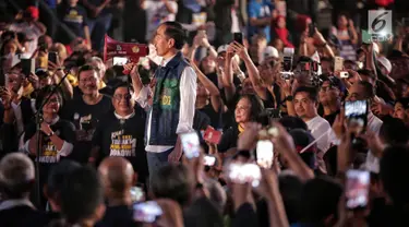 Calon presiden nomor urut 01, Joko Widodo (Jokowi) menggunakan megaphone berwarna merah menyapa para alumni saat menghadiri Deklarasi Alumni Trisakti di Hall Basket, Senayan, Jakarta, Sabtu (9/2). (Liputan6.com/Faizal Fanani)