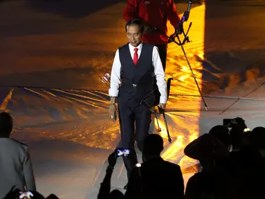Presiden RI, Joko Widodo (tengah) usai memanah bersama penyandang disabilitas saat malam pembukaan Asian Para Games 2018 di SUGBK, Jakarta, Sabtu (6/10). Asian Para Games 2018 berlangsung 6-13 Oktober. (Liputan6.com/Helmi Fithriansyah)