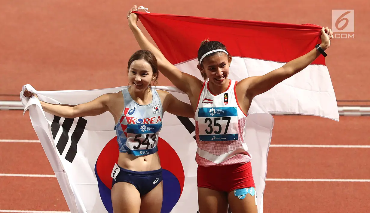 Pelari Indonesia, Nova Emilia foto bersama dengan pelari Korea Selatan Jung Hyelim usai final atletik nomor lari halang rintang 100 meter putri di Stadion Utama GBK, Jakarta (26/8). Nova Emilia berhasil meraih medali perak.  (Liputan6.com/Fery Pradolo)