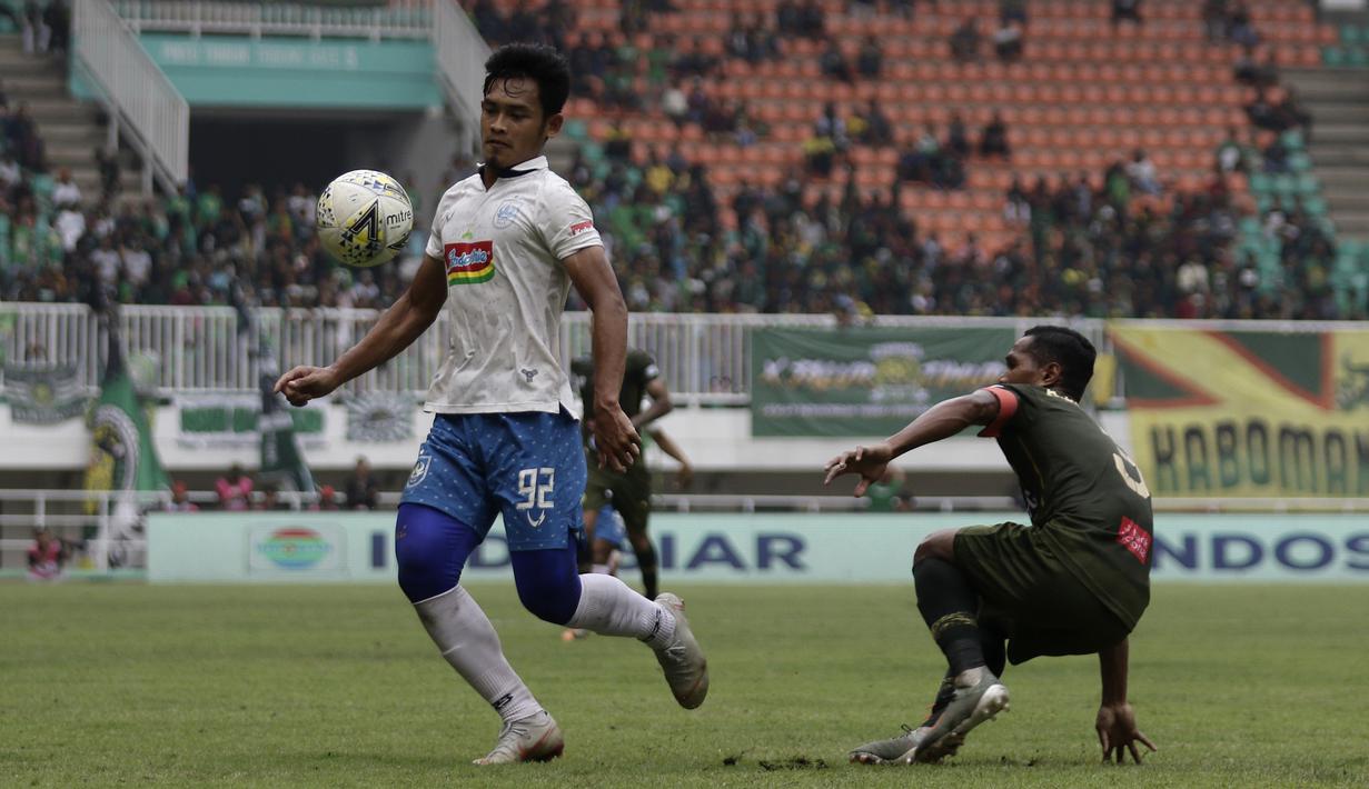 Gelandang PSIS Semarang, Bayu Nugroho, berebut bola dengan bek Tira Persikabo, Abduh Lestaluhu, pada laga Shopee Liga 1 di Stadion Pakansari, Bogor, Jumat (22/11). PSIS menang 2-1 atas Tira Persikabo. (Bola.com/Yoppy Renato)