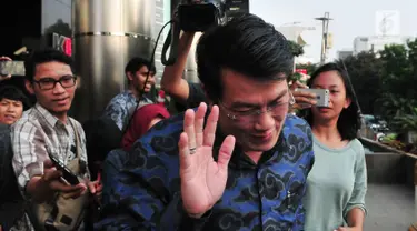 Kakak Andi Agustinus alias Andi Narogong, Dedi Prijono meninggalkan gedung KPK usai menjalani pemeriksaan terkait kasus korupsi e-KTP, Jakarta (1/8). (LIputan6.com/Helmi Afandi)