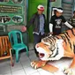 Bupati Purwakarta Dedi Mulyadi menyumbang patung harimau untuk menggantikan patung macan lucu di Koramil Cisewu, Kabupaten Garut, Jabar. (Liputan6.com/Abramena)