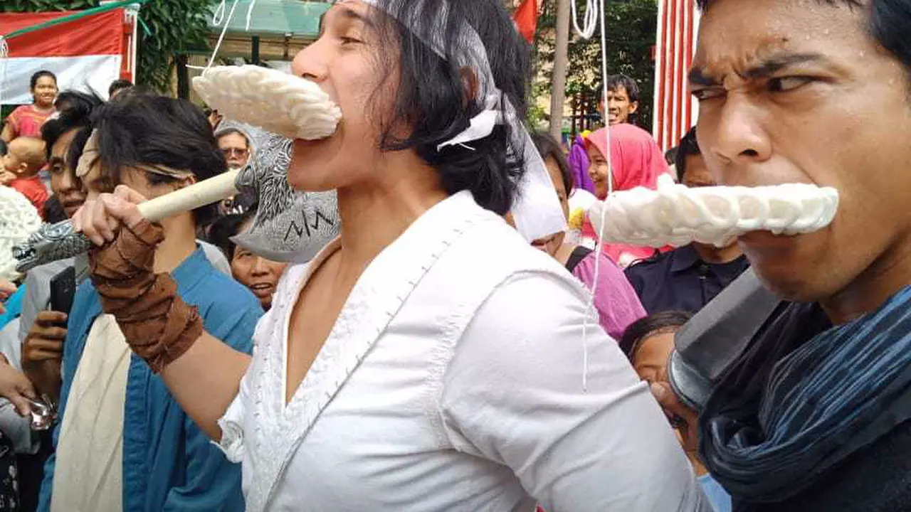Wiro Sableng ikut lomba makan kerupuk saat Hari Kemerdekaan (Instagram/ vinogbastian__)