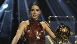 Pesepak bola wanita Spanyol, Aitana Bonmati berhasil menorehkan rekor gemilang setelah dirinya terpilih sebagai pemenang Ballon d'Or Wanita 2025 pada Selasa (23/09/2025) dini hari WIB. (AP Photo/Thibault Camus)