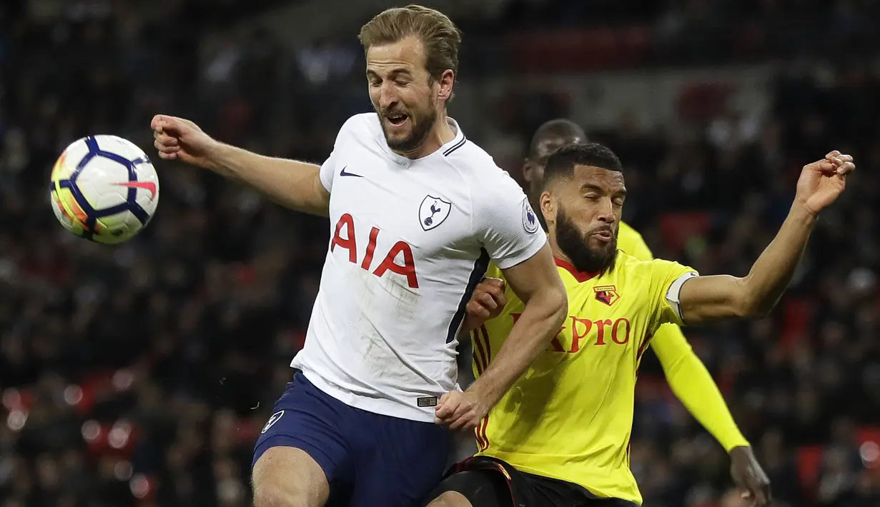Duel pemain Tottenham, Harry Kane (kiri) dan pemain Watford, Adrian Mariappa pada lanjutan Premier League di Wembley stadium, London, (30/4/2018). Tottenham menang 2-0. (AP/Kirsty Wigglesworth)