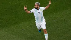 Penyerang Argentina, Sergio Aguero berselebrasi usai mencetak gol ke gawang Chile pada pertandingan perebutan tempat ketiga Copa America 2019 di Arena Corinthians di Sao Paulo, Brasil (6/7/2019). Argentina sukses merebut posisi ketiga usai mengalahkan Chile 2-1. (AP Photo/Nelson Antoine)