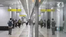 Penumpang berjalan usai menaiki moda transportasi MRT di Jakarta, Selasa (15/11/2022). PT MRT Jakarta (Perseroda) melakukan perubahan kebijakan waktu operasional yang berlaku mulai Selasa, 15 November 2022. (Liputan6.com/Herman Zakharia)