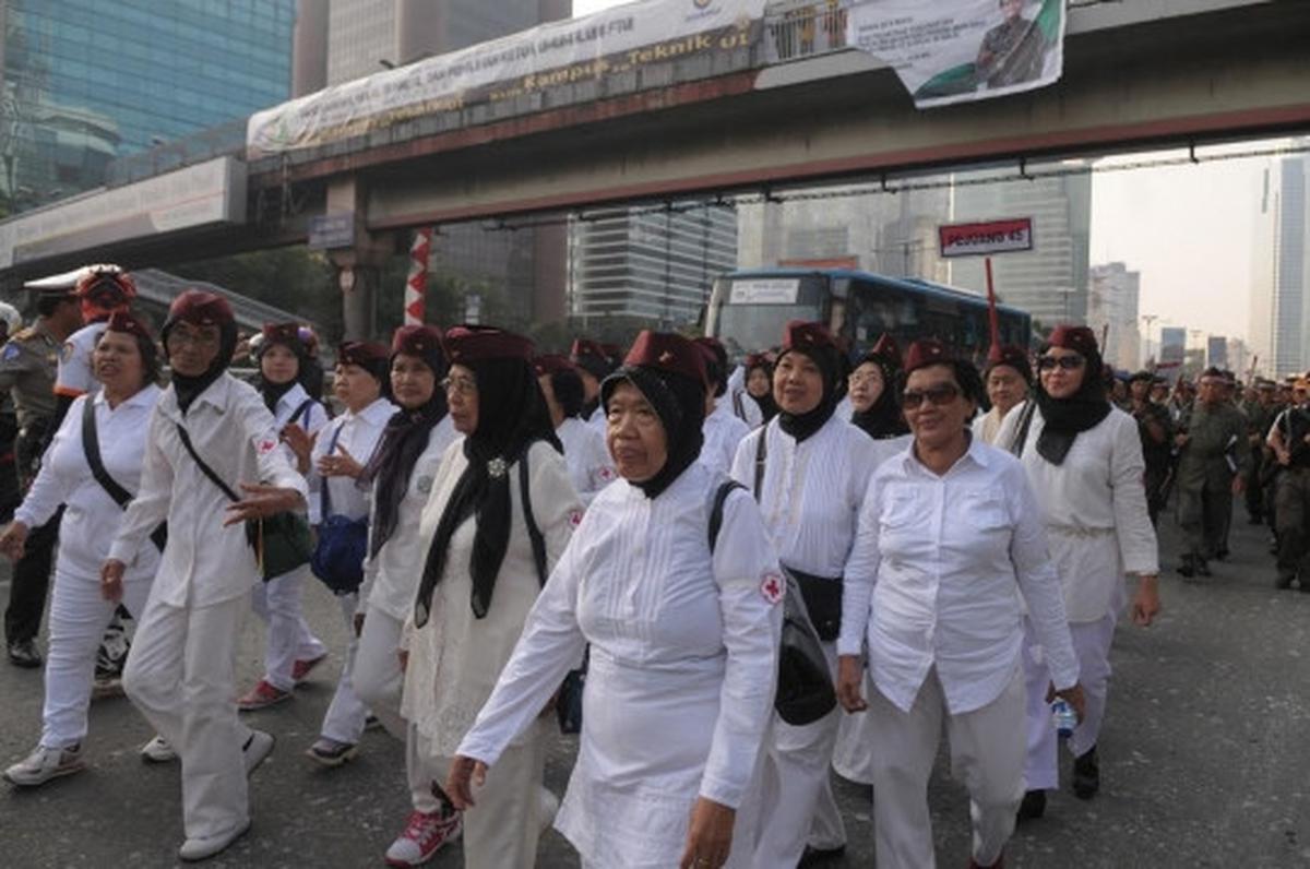 Semarak pawai Hari Veteran, bekas pejuang bawa bambu runcing