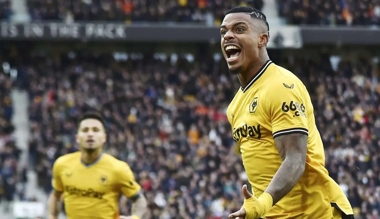 Pemain Wolverhampton Wanderers, Mario Lemina, melakukan selebrasi setelah mencetak gol ke gawang Chelsea pada laga pekan ke-18 Liga Inggris di Stadion Molineux, Minggu (24/12/2023). (AP Photo/Rui Vieira)