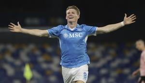 Pemain Napoli, Scott McTominay, merayakan golnya ke gawang Como saat laga lanjutan Liga Italia 2024/2025 yang berlangsung di Stadion Diego Armando Maradona, Naples, Italia, Jumat (04/10/2024) WIB. (AP Photo/LaPresse/Alessandro Galofaro)