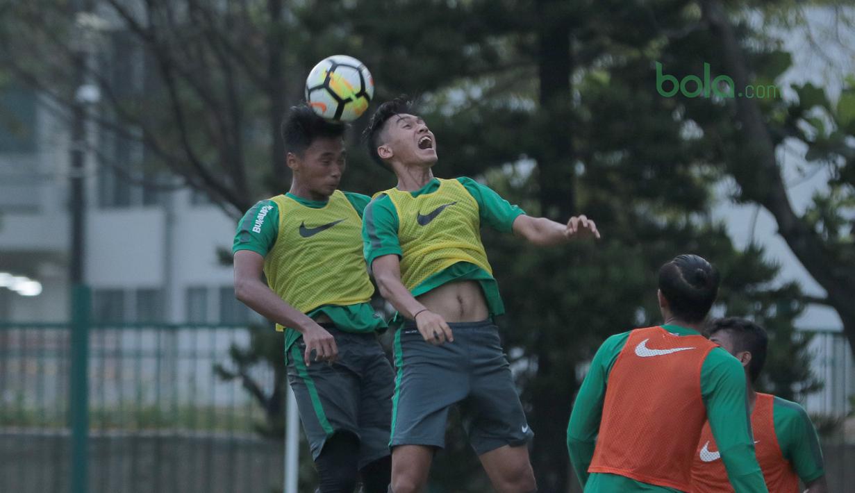 Aksi Septian David (2kiri) saat menyundul bola dengan rekannya pada sesi latihan timnas Indonesia U-23 di Lapangan ABC, Senayan,  (24/4/2018). Timnas akan mengikuti turnamen PSSI Anniversary 27 April-3 Mei 2018. (Bola.com/Nicklas Hanoatubun)