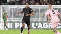 Aksi Tijjani Reijnders dalam laga pramusim Palermo vs Manchester City, Minggu (10/8/2025). (La Presse via AP Photo/Giovanni Isolino)