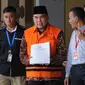 Bupati Jepara Ahmad Marzuqi (tengah) mengenakan rompi tahanan usai menjalani pemeriksaan di Gedung KPK, Jakarta, Senin (13/5/2019). KPK resmi menahan Ahmad Marzuqi selama 20 hari ke depan. (merdeka.com/Dwi Narwoko)