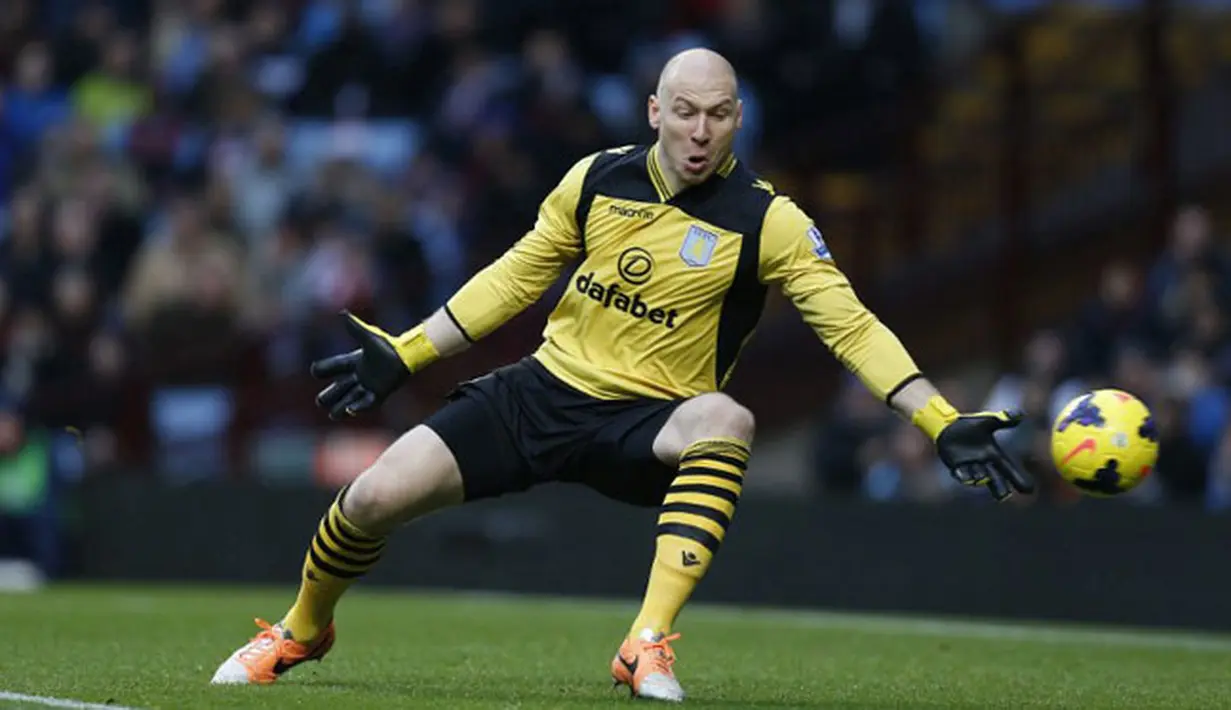 Kiper Aston Villa Brad Guzan gagal menghentikan tembakan Tom Cleverley pada pertandingan sepak bola Liga Inggris antara Aston Villa vs Manchester United di Villa Park, Birmingham (151213). (AFP/Adrian Dennis)