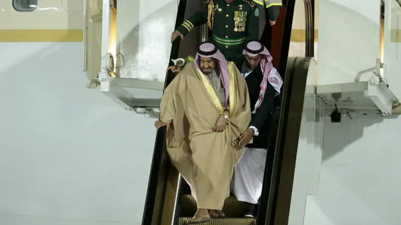 Raja Salman menuruni eskalator emas yang macet di Vnukovo International Airport, Rusia. (AP/ Ivan Sekretarev)