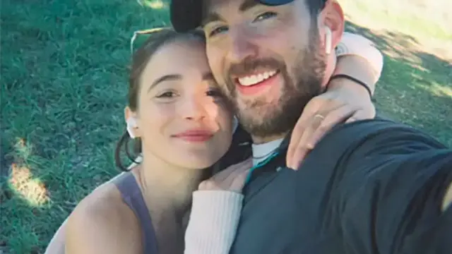Chris Evans bersama sang kekasih Alba Babtista. (Foto: Instagram Stories/chrisevans)