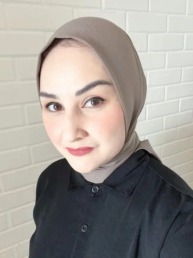 Mona Ratuliu Tampil Berhijab