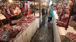 Aktivitas jual beli daging sapi di Pasar Senen, Jakarta, Senin (25/1). Peraturan Pemerintah yang membebankan pajak 10% untuk setiap penjualan sapi impor berdampak pada naiknya harga daging di sejumlah pasar tradisional. (Liputan6.com/Immanuel Antonius)