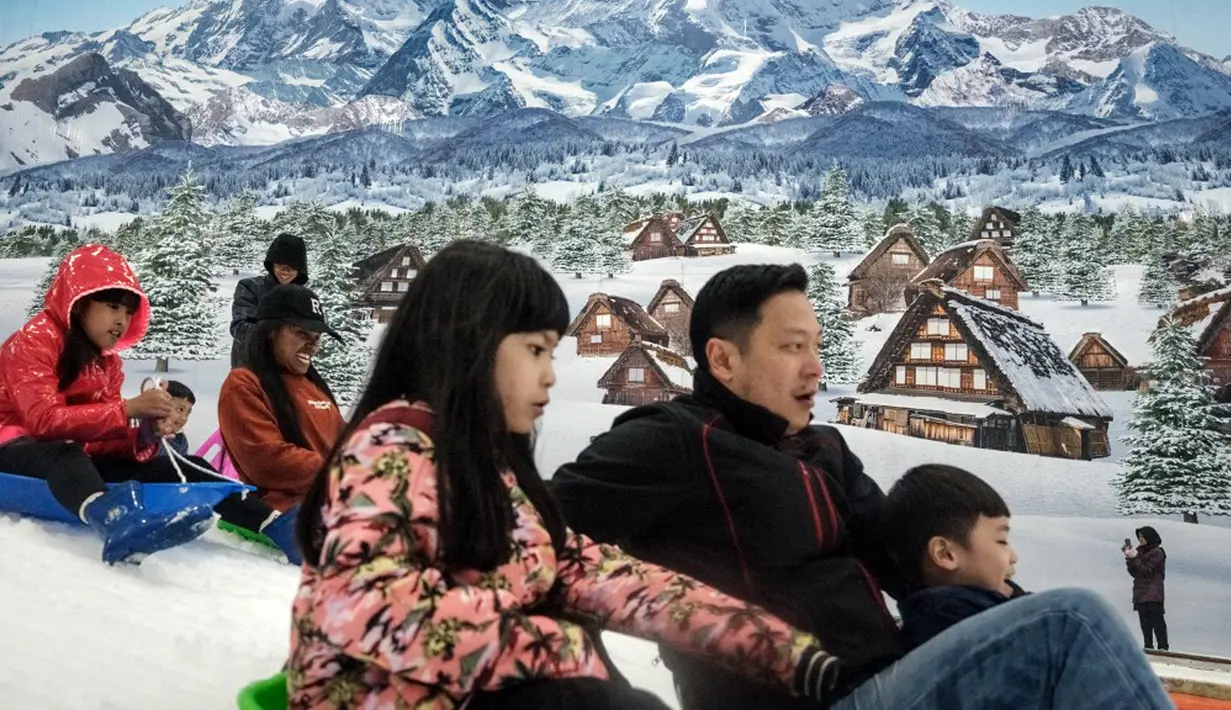 The Snow Crew ini merupakan boneka karakter berupa snowman, beruang kutub, penguin, mammoth dan juga husky. Para snow crew dan snow rangers akan mengajak pengunjung untuk menari bersama setiap hari di jam 13.00 dan 16.00 WIB. Hiburan ini akan menemani Anda liburan hingga tanggal 7 Januari 2024. (Yasuyoshi CHIBA/AFP)