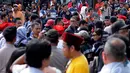 Ratusan massa fans Benyamin Sueb menuntut acara YKS untuk dibubarkan karena acara tersebut tidak mendidik dan cenderung sering melecehkan, Jakarta, Senin (24/06/2014) (Liputan6.com/Faisal R Syam)