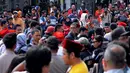 Ratusan massa fans Benyamin Sueb menuntut acara YKS untuk dibubarkan karena acara tersebut tidak mendidik dan cenderung sering melecehkan, Jakarta, Senin (24/06/2014) (Liputan6.com/Faisal R Syam)