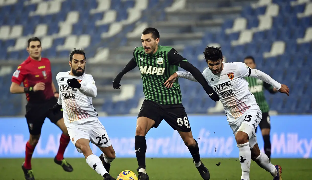 Gelandang Sassuolo, Mehdi Bourabia (tengah) membawa bola dari kawalan dua pemain Benevento, Marco Sau dan Alessandro Tuia pada pertandingan Liga Serie A Italia di Stadion Mapei di Reggio Emilia, Italia, Sabtu (12/12/2020). Sassuolo menang tipis atas Benevento 1-0. (Massimo Paolone/LaPresse via AP)