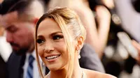 Aktris dan penyanyi Jennifer Lopez menghadiri ajang SAG Awards 2020 ke-26 di Shrine Auditorium Los Angeles, Minggu (19/1/2020). JLo menyempurnakan gayanya dengan perhiasan berlia dari Harry Winston  senilai US$ 9 juta atau sekitar Rp 123 miliar. (Chelsea Guglielmino/Getty Images/AFP)