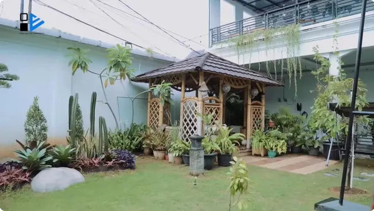 6 Potret Halaman Rumah Irish Bella, Kolam Renang Jadi Spot Favorit Anak-anak