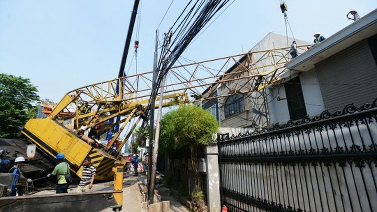 Proses evakuasi crane timpa rumah di Kebayoran Baru