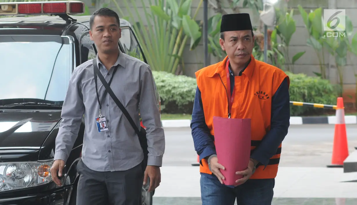 Anggota DPRD Lampung Tengah nonaktif Zainudin akan menjalani pemeriksaan penyidik di Gedung KPK, Jakarta, Rabu (10/7/2019). Zainudin diperiksa sebagai tersangka terkait kasus dugaan gratifikasi Rp 95 miliar menyetujui pinjaman daerah ke PT Sarana Multi Infrastruktur. (merdeka.com/Dwi Narwoko)
