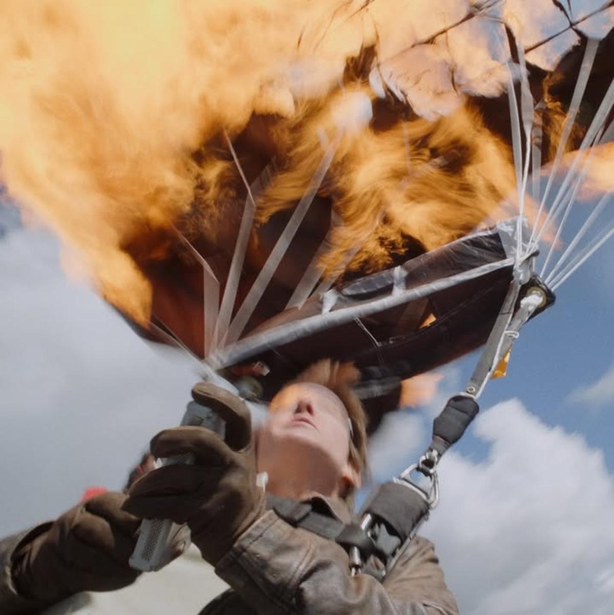 Tom Cruise Pecahkan Rekor Guinness World Usai Lakukan 16 Kali Terjun Payung saat Terbakar