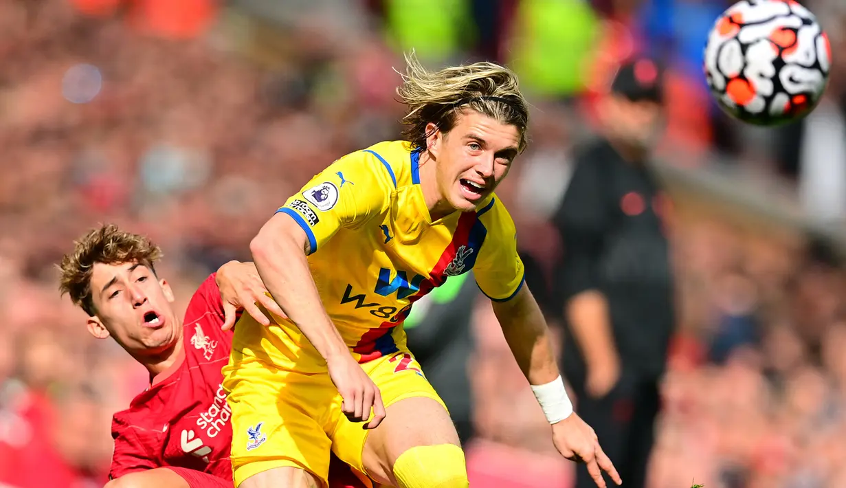 Conor Gallagher. Gelandang Inggris berusia 22 tahun yang memperkuat Crystal Palace sejak awal musim 2021/2022 sebagai pemain pinjaman dari Chelsea U-23 ini mampu mencetak 8 gol dan 3 assist dari 34 laga di Liga Inggris selama musim 2021/2022. Dengan raihan tersebut, Crystal Palace kepincut untuk mempermanenkan jasanya pada musim depan. (AFP/Paul Ellis)
