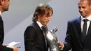 Gelandang Real Madrid asal Kroasia, Luka Modric menerima piala pemain terbaik UEFA dari presiden UEFA Aleksander Ceferin di The Grimaldi Forum di Monaco, (30/8). Modric mengalahkan Cristiano Ronaldo dan Mohamed Salah. (AFP Photo/Valery Hache)