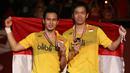 4. Pebulutangkis ganda putra Indonesia, Mohammad Ahsan/Hendra Setiawan, sukses menjadi juara dunia 2015. Mereka mengalahkan pasangan Tiongkok, Liu Xiaolong/Qiu Zihan pada partai final. (Bola.com/Arief Bagus)