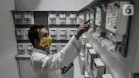 Penghuni mengisi token listrik di Menara Samawa, Pondok Kelapa, Jakarta Timur, Selasa (27/10/2020). Menurut Plt Kadis Perumahan Rakyat dan Kawasan Permukiman DKI Jakarta Sarjoko, 470 dari 780 unit hunian di Menara Samawa yang terdiri atas tiga tipe itu telah terjual. (merdeka.com/Iqbal S. Nugroho)