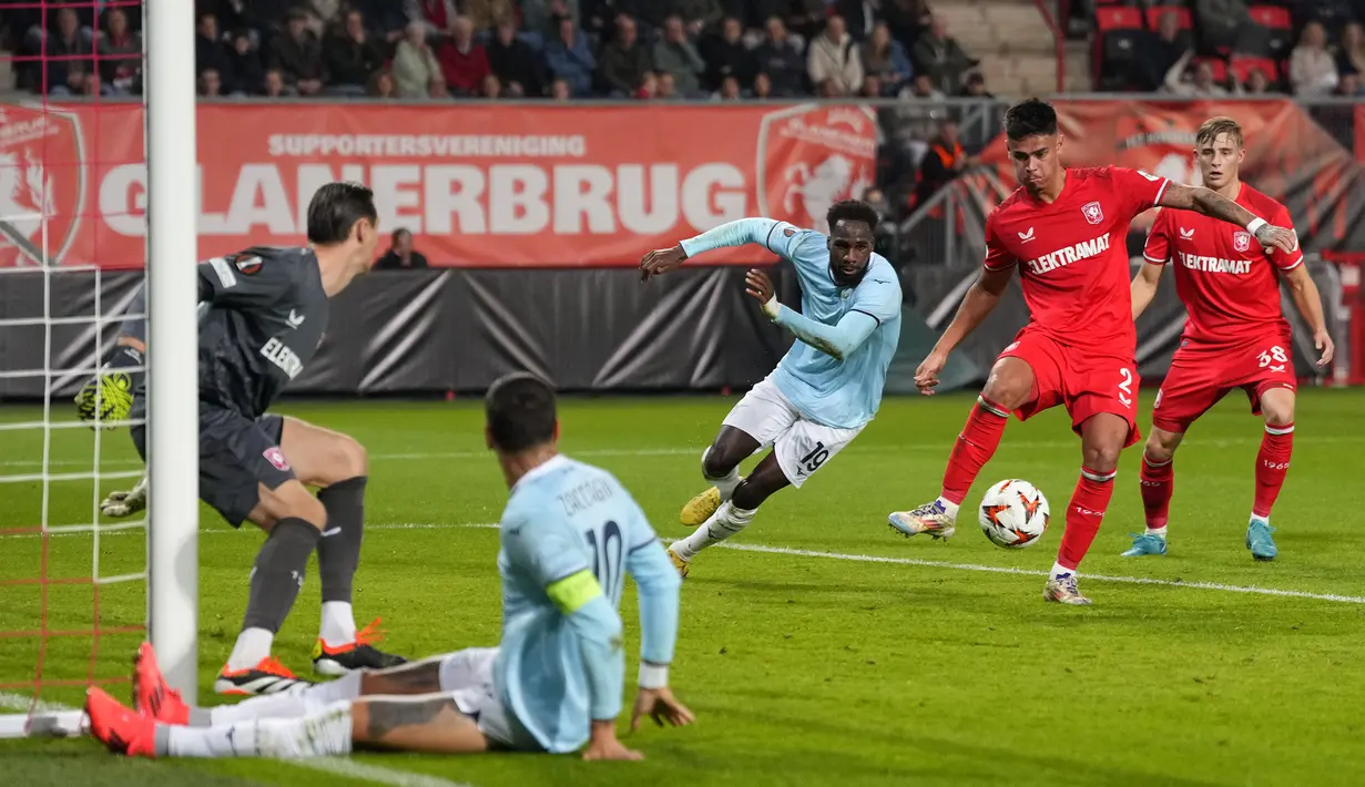 Pemain Twente, Mees Hilgers mengontrol bola di depan gawang timnya saat melawan Lazio dalam laga lanjutan Liga Europa 2024/2025 yang berlangsung di De Grolsch Veste stadium, Enschede, Belanda, Jumat (25/10/2025) dini hari WIB. (AP Photo/Peter Dejong)