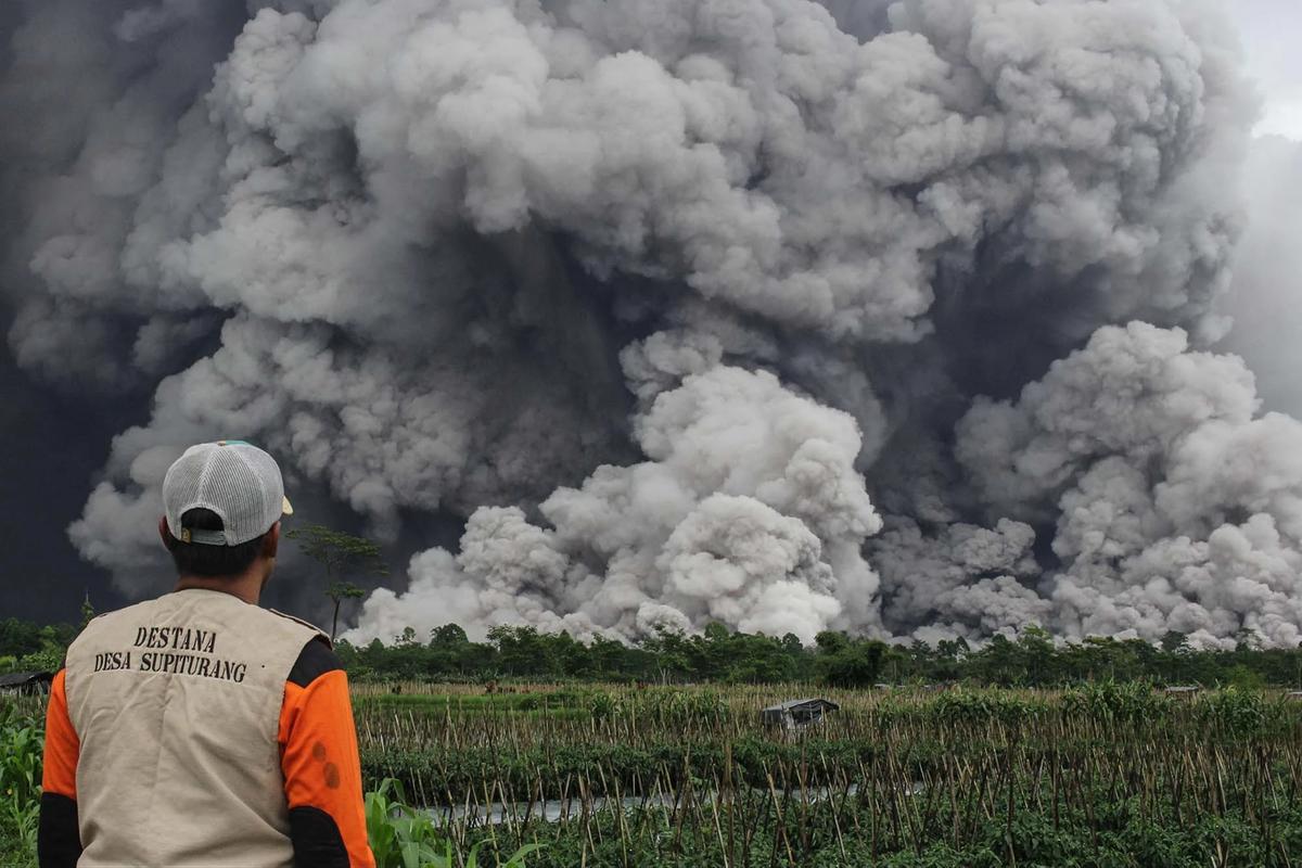 FOTO: Dahsyatnya Aliran Piroklastik Gunung Semeru di Tengah Status Awas