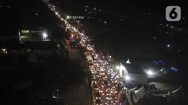 FOTO: Antrean Pemudik Bermotor di Pos Penyekatan Kedungwaringin