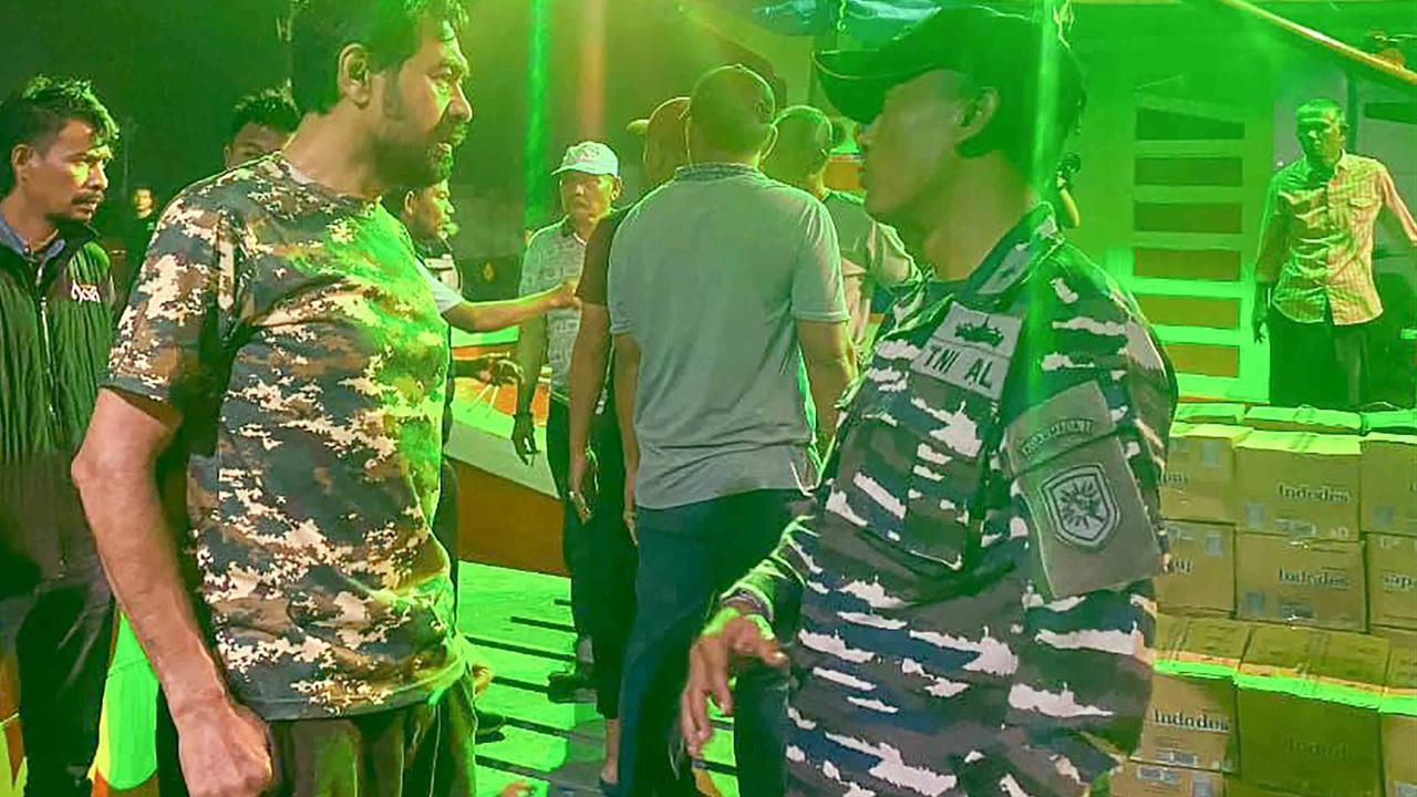 FOTO: Armada TNI AL Percepat Distribusi Bantuan bagi Korban Bencana di Sumatera