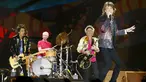 Band Veteran asal Inggris The Rolling Stones mengelar konser bertajuk "Amerika Latin Ole Tour" di Santiago, Chili (3/2). The Rolling Stones memberikan fans kesempatan memilih satu lagu pada konser melalui polling online. (REUTERS/Rodrigo Garrido)