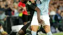 Pemain Real Madrid Eduardo Camavinga (kiri) berduel memperebutkan bola dengan pemain Celta Vigo Goncalo Paciencia pada pertandingan sepak bola La Liga Spanyol di Stadion Balaidos, Vigo, Spanyol, 20 Agustus 2022. Real Madrid menang 4-1. (AP Photo/Lalo R. Villar)