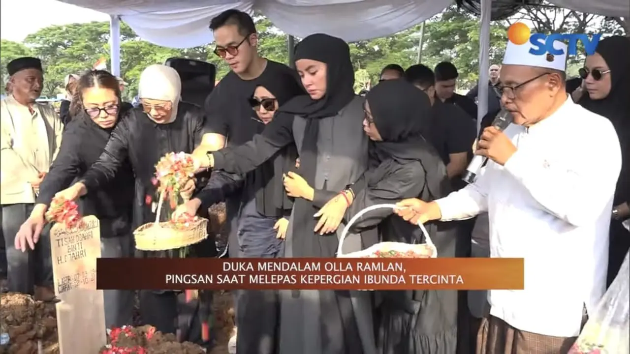 Olla Ramlan di pemakaman ibunda. (Hot Shot, YouTube/ SCTV)