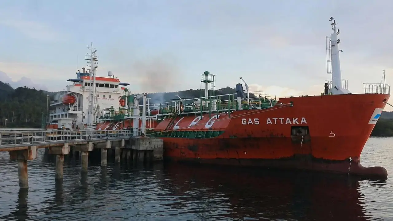 PT Pertamina Patra Niaga menugaskan MT Gas Attaka memasok kebutuhan distribusi LPG ke wilayah Kalimantan dan Sulawesi, termasuk menuju Amurang dan Donggala.