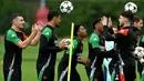 Gelandang Arsenal, Declan Rice (kanan) saat sesi latihan di pusat Pelatihan Arsenal di Shenley, Hertfordshire, Inggris, pada 30 September 2024. (Glyn KIRK/AFP)